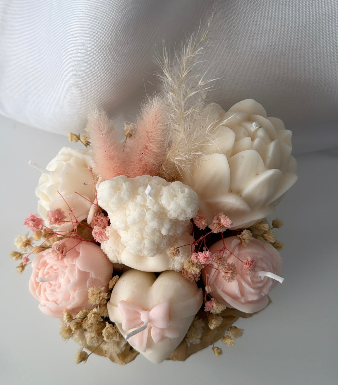 Bär Lachs in geometrischen Vase