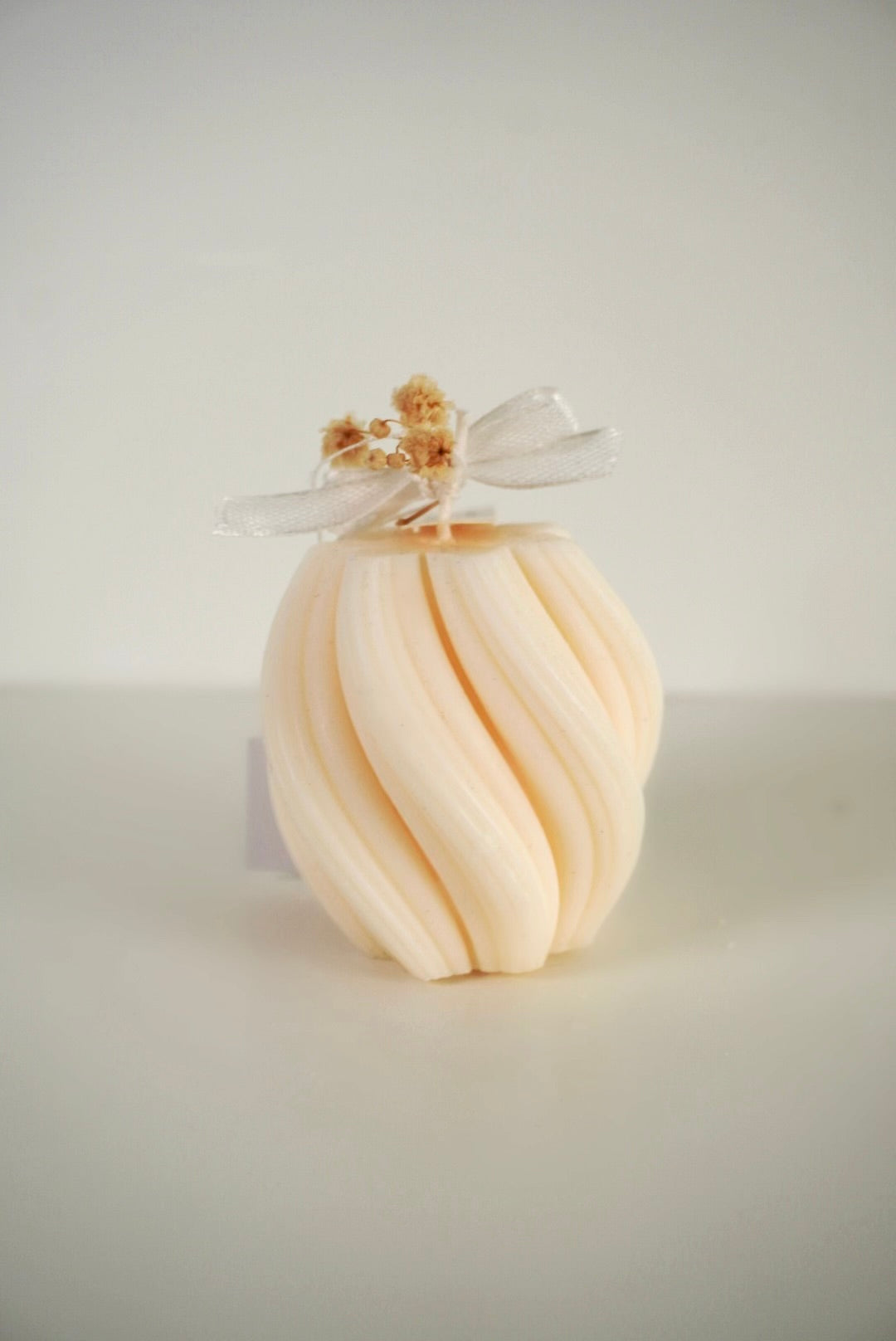 „Twist & Glow“ – Handgefertigte Sojawachskerzen