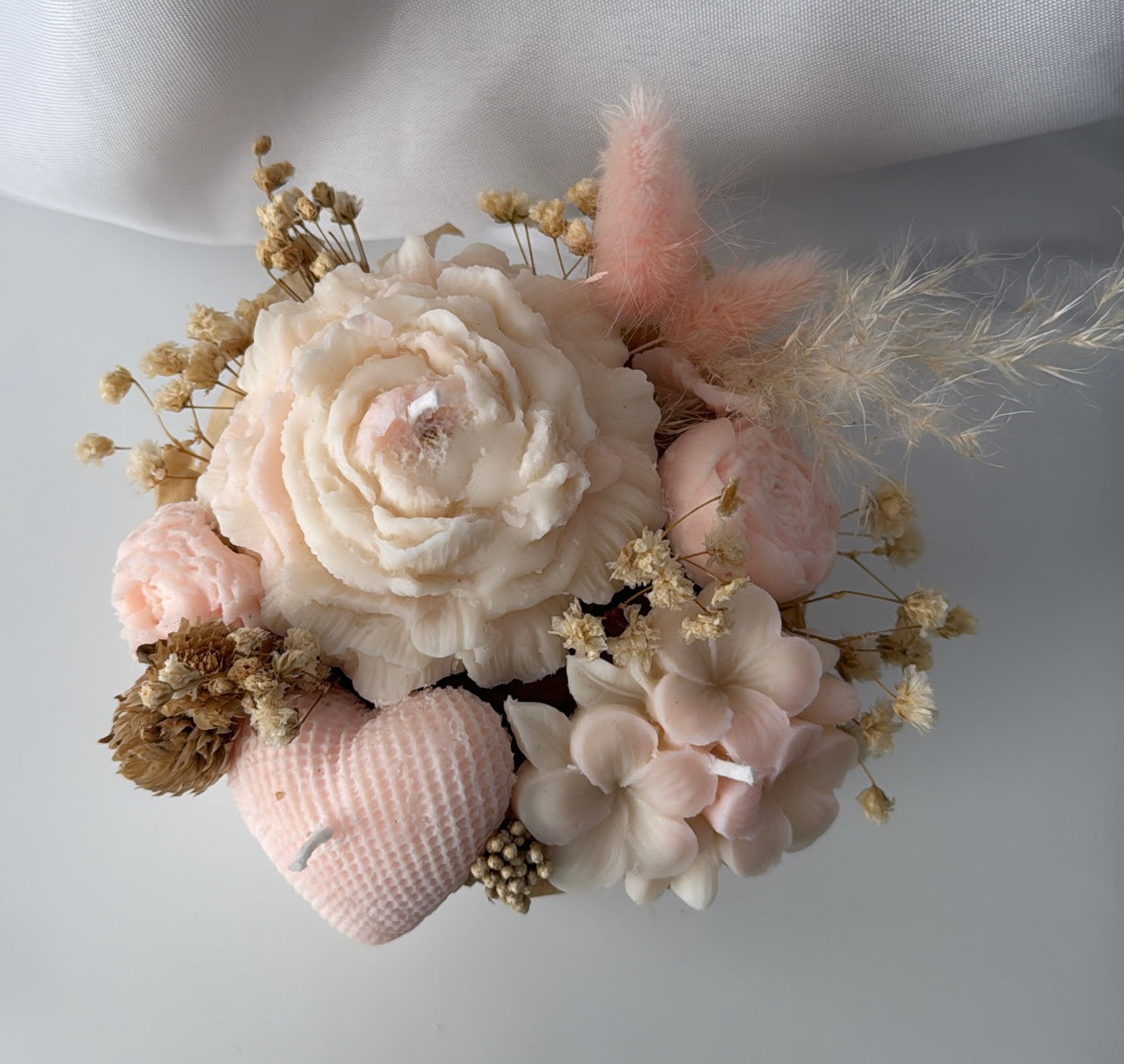 Peonie lachs in geometrischen Vase