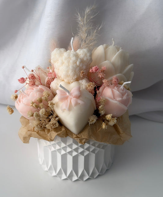 Bär Lachs in geometrischen Vase